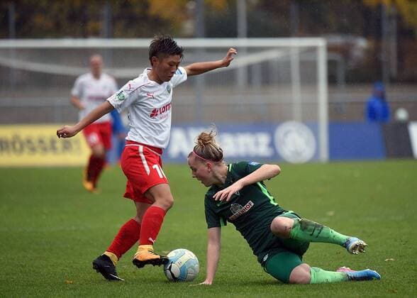 05.11.2017, xhbx, Fussball 1.Bundesliga Frauen, 1.FFC Frankfurt - SV Werder Bremen, emspor v.l. Kumi Yokoyama (1.FFC Frankfurt), Lina Hausicke (SV Werder Bremen Frauen) Frankfurt am Main