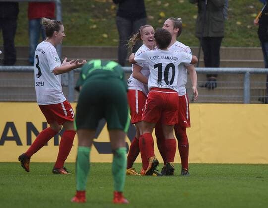 05.11.2017, xhbx, Fussball 1.Bundesliga Frauen, 1.FFC Frankfurt - SV Werder Bremen, emspor v.l. Torjubel, Goal celebration, celebrate the goal 2:0 durch Jackie Groenen (1.FFC Frankfurt) Frankfurt am Main