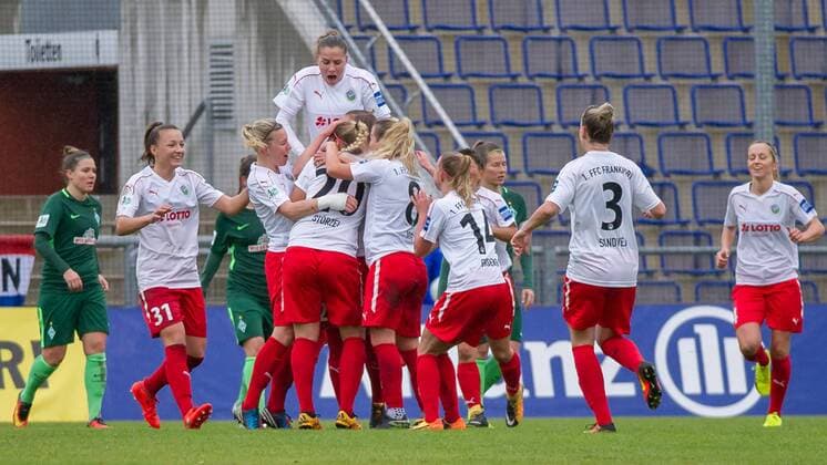 Die Spielerinnen des 1. FFC Frankfurt mit Torjubel, Jubel, Freude über das Tor zum 1:0, Fussball, Allianz Frauen-Bundesliga, 1. FFC Frankfurt - SV Werder Bremen,