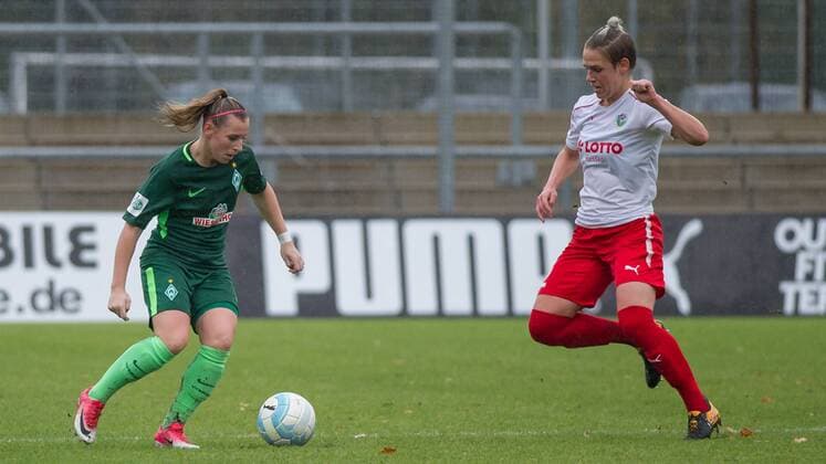 v.li.: Cindy König (Koenig, SV Werder Bremen, 11) im Zweikampf, Duell mit Sophie Schmidt (1. FFC Frankfurt, 12), Fussball, Allianz Frauen-Bundesliga, 1. FFC Frankfurt - SV Werder Bremen,
