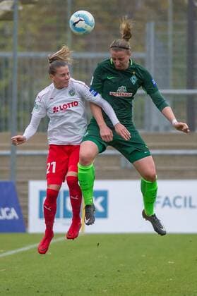 Bilder des Tages - SPORT v.li.: Ana-Maria Crnogorcevic (1. FFC Frankfurt, 21) im Kopfballduell, Kopfball, Zweikampf mit Katharina Schiechtl (SV Werder Bremen, 9), Fussball, Allianz Frauen-Bundesliga, 1. FFC Frankfurt - SV Werder Bremen,