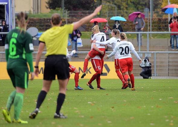 Bilder des Tages - SPORT 05.11.2017, xhbx, Fussball 1.Bundesliga Frauen, 1.FFC Frankfurt - SV Werder Bremen, emspor v.l. Torjubel, Goal celebration, celebrate the goal 3:0 durch Kathrin Hendrich (1.FFC Frankfurt) Frankfurt am Main