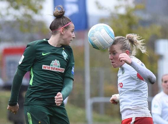 05.11.2017, xhbx, Fussball 1.Bundesliga Frauen, 1.FFC Frankfurt - SV Werder Bremen, emspor v.l. Cindy König (SV Werder Bremen Frauen), Marith Priessen (1.FFC Frankfurt) Frankfurt am Main