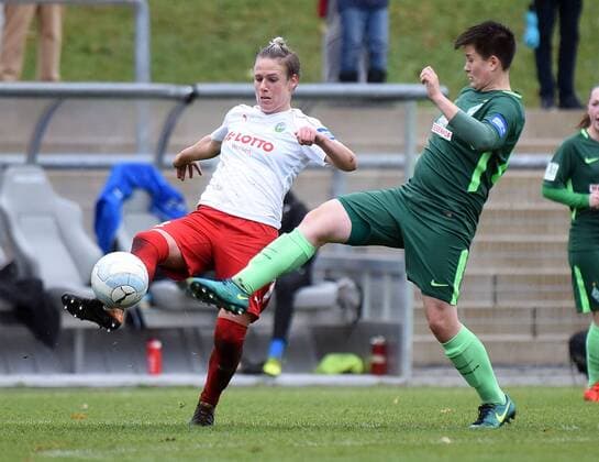05.11.2017, xhbx, Fussball 1.Bundesliga Frauen, 1.FFC Frankfurt - SV Werder Bremen, emspor v.l. Sophie Schmidt (1.FFC Frankfurt), Nora Clausen (SV Werder Bremen Frauen) Frankfurt am Main