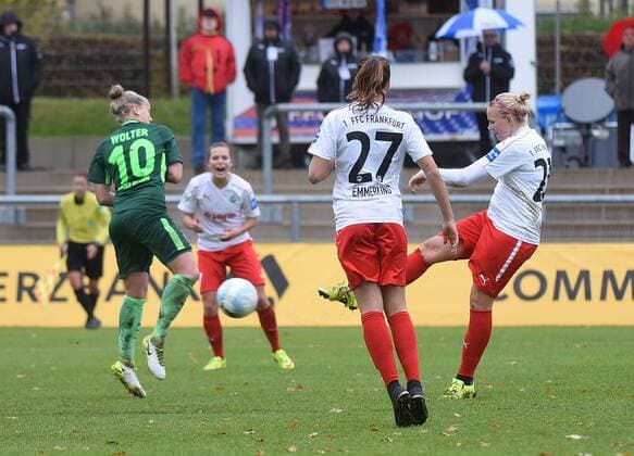 05.11.2017, xhbx, Fussball 1.Bundesliga Frauen, 1.FFC Frankfurt - SV Werder Bremen, emspor v.l. Goal scored, Tor zum 4:0 Pia-Sophie Woller (SV Werder Bremen Frauen), Alexandra Emmerling (1.FFC Frankfurt), Lise Munk (1.FFC Frankfurt) Frankfurt am Main