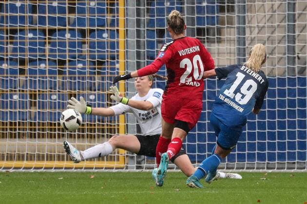 v.li.: Carina Schlüter (Carina Schlueter, Torwart, Sand, 1) hält einen Torschuss, Jana Vojtekova (Sand, 20), Judith Steinert (TSG, 19), Aktion, Action, Spielszene, Fussball, Allianz Frauen-Bundesliga, TSG 1899 Hoffenheim - SC Sand,