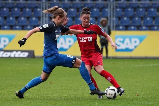 v.li.: Maximiliane Rall (TSG, 8), Verena Aschauer (Sand, 18), Zweikampf, Duell, duel, tackle, tackling, Dynamik, Action, Aktion, Fussball, Allianz Frauen-Bundesliga, TSG 1899 Hoffenheim - SC Sand,