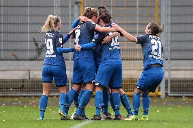 Spielerinnen der TSG 1899 Hoffenheim jubeln über das Tor zum 1.0, Jubel, Torjubel, Torerfolg, celebrate the goal, goal, celebration, Jubel ueber das Tor, optimistisch, Action, Aktion, Fussball, Allianz Frauen-Bundesliga, TSG 1899 Hoffenheim - SC Sand,