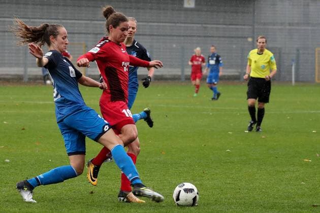 v.li.: Tamar Dongus (TSG, 32), Nina Burger (Sand, 19), Zweikampf, Duell, duel, tackle, tackling, Dynamik, Action, Aktion, Fussball, Allianz Frauen-Bundesliga, TSG 1899 Hoffenheim - SC Sand,