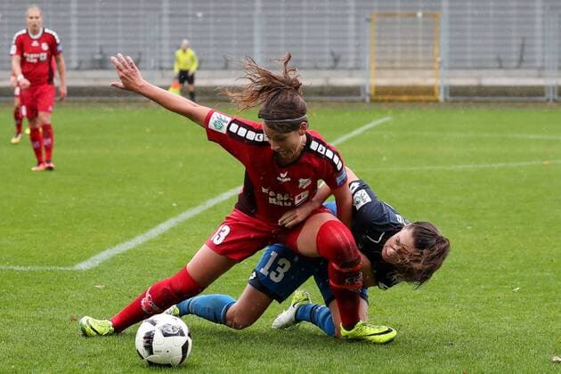 v.li.: Sylvia Arnold (Sand, 13), Isabella Hartig (TSG, 13), Zweikampf, Duell, duel, tackle, tackling, Dynamik, Action, Aktion, Fussball, Allianz Frauen-Bundesliga, TSG 1899 Hoffenheim - SC Sand,