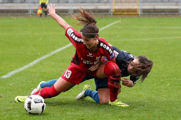 Bilder des Tages - SPORT v.li.: Sylvia Arnold (Sand, 13), Isabella Hartig (TSG, 13), Zweikampf, Duell, duel, tackle, tackling, Dynamik, Action, Aktion, Fussball, Allianz Frauen-Bundesliga, TSG 1899 Hoffenheim - SC Sand,