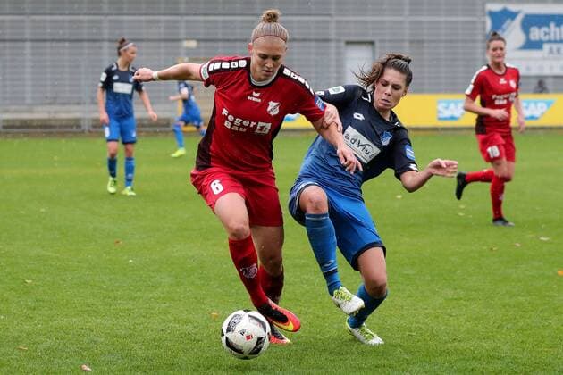 v.li.: Johanna Tietge (Sand, 6), Isabella Hartig (TSG, 13), Zweikampf, Duell, duel, tackle, tackling, Dynamik, Action, Aktion, Fussball, Allianz Frauen-Bundesliga, TSG 1899 Hoffenheim - SC Sand,