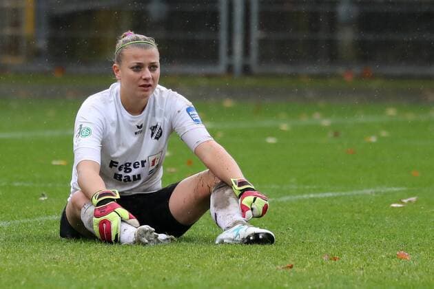Carina Schlüter (Carina Schlueter, Torwart, Sand, 1), enttäuscht über die Niederlage, Enttäuschung nach dem Schlusspfiff, Verlierer, verloren, Frustration, disappointed, pessimistisch, Fussball, Allianz Frauen-Bundesliga, TSG 1899 Hoffenheim - SC Sand,