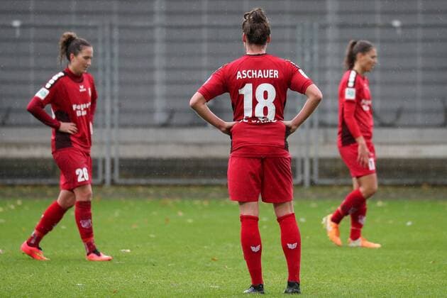 v.li.: Laura Vetterlein (Sand, 26), Verena Aschauer (Sand, 18), Claire Savin (Sand, 17), enttäuscht über die Niederlage, Enttäuschung nach dem Schlusspfiff, Verlierer, verloren, Frustration, disappointed, pessimistisch, Fussball, Allianz Frauen-Bundesliga, TSG 1899 Hoffenheim - SC Sand,