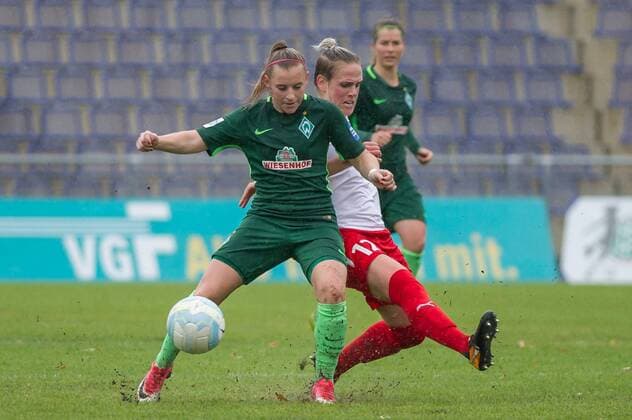 v.li.: Cindy König (Koenig, SV Werder Bremen, 11) im Zweikampf, Duell mit Sophie Schmidt (1. FFC Frankfurt, 12), Fussball, Allianz Frauen-Bundesliga, 1. FFC Frankfurt - SV Werder Bremen,