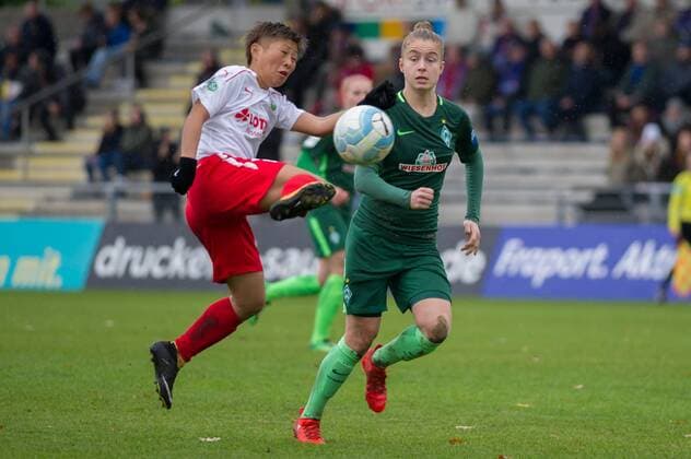 v.li.: Kumi Yokoyama (1. FFC Frankfurt, 10) im Zweikampf, Duell mit Michelle Ulbrich (SV Werder Bremen, 5), Fussball, Allianz Frauen-Bundesliga, 1. FFC Frankfurt - SV Werder Bremen,