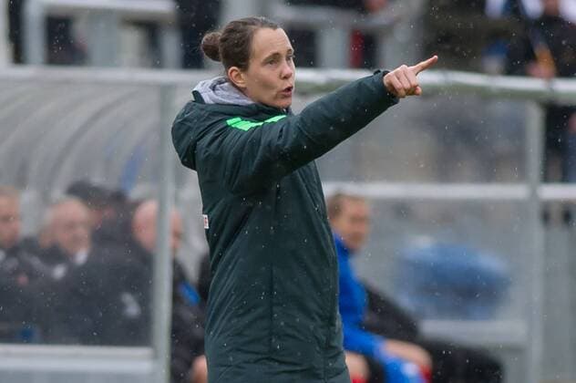 Trainerin, Cheftrainerin Carmen Roth (SV Werder Bremen) gibt Anweisungen, gestikuliert, mit den Armen gestikulieren, Fussball, Allianz Frauen-Bundesliga, 1. FFC Frankfurt - SV Werder Bremen,