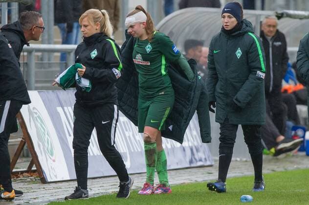 Die verletzte Nina Lührßen (Luehrssen, SV Werder Bremen, 4), Fussball, Allianz Frauen-Bundesliga, 1. FFC Frankfurt - SV Werder Bremen,