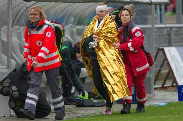 Die verletzte Nina Lührßen (Luehrssen, SV Werder Bremen, 4) wird von Sanitätern aus dem Stadion gebracht, Fussball, Allianz Frauen-Bundesliga, 1. FFC Frankfurt - SV Werder Bremen,