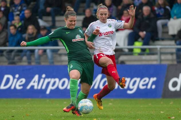 v.li.: Lisa-Marie Scholz (SV Werder Bremen, 7) im Zweikampf, Duell mit Jackie Groenen (1. FFC Frankfurt, 14), Fussball, Allianz Frauen-Bundesliga, 1. FFC Frankfurt - SV Werder Bremen,