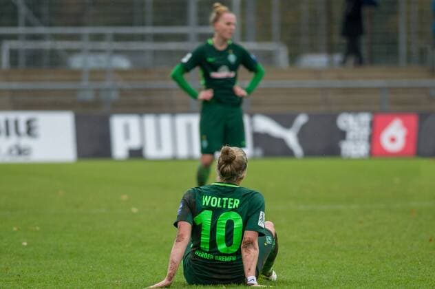 Pia-Sophie Wolter (SV Werder Bremen, 10) sitzt nach dem Abpfiff am Boden, enttäuscht schauend, Enttäuschung, Fussball, Allianz Frauen-Bundesliga, 1. FFC Frankfurt - SV Werder Bremen,