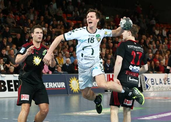 Bilder des Tages - SPORT Jens Bechtloff, Hans Lindberg, Pontus Zetterman Einzelbild Freisteller Aktion Handball DKB Bundesliga Herren Saison 2017 2018 05.11.2017 TuS N Lübbecke vs. Füchse Berlin