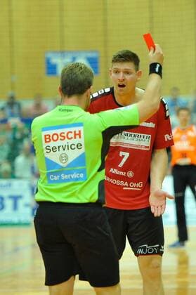 GER, 2.DKB, BHC06 vs. HSG Nordhorn-Lingen 04.11.2017, Klingenhalle, Solingen, GER, 2.DKB, Saisonauftakt, BHC06 vs. HSG Nordhorn-Lingen , im Bild die rote Karte für Toon Leders Lutz Heinz (HSG Nordhorn-Lingen 7 ) durch Schiedsrichter Martin Thoene.