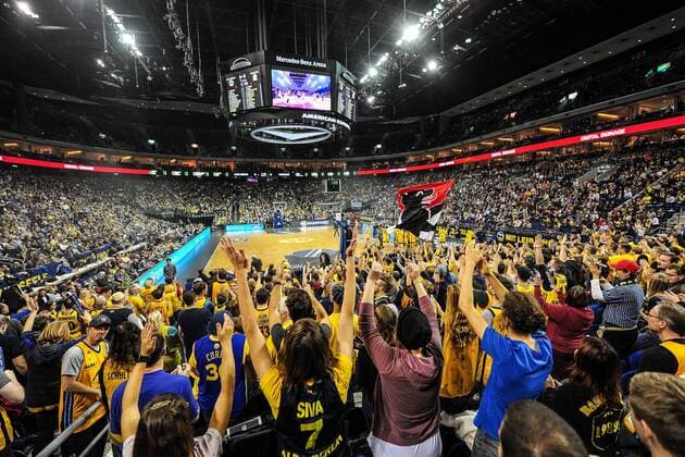 Berliner Fans und Zuschauer - Aktion - Spielszene - Querformat - quer - horizontal - Event Veranstaltung: Basketball BBL - 8.Spieltag - ALBA Berlin vs. FC Bayern Muenchen - Location Ort: Mercedes Benz Arena Berlin - Germany Deutschland - Europe Europa - Date Datum: 05.11.2017 Basketball BBL ALBA Berlin vs. FC Bayern Muenchen - 8.Spieltag 05.11.2017