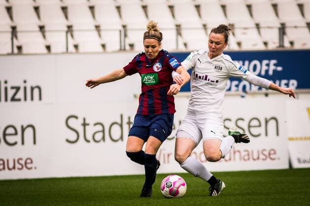 GER, AFBL, SGS Essen vs Turbine Potsdam 05.11.2017, Stadion Essen, Essen, GER, AFBL, SGS Essen vs Turbine Potsdam, im Bild picture shows Svenja Huth (Turbine Potsdam 9) gegen Marina Hilgering (SGS Essen 27)