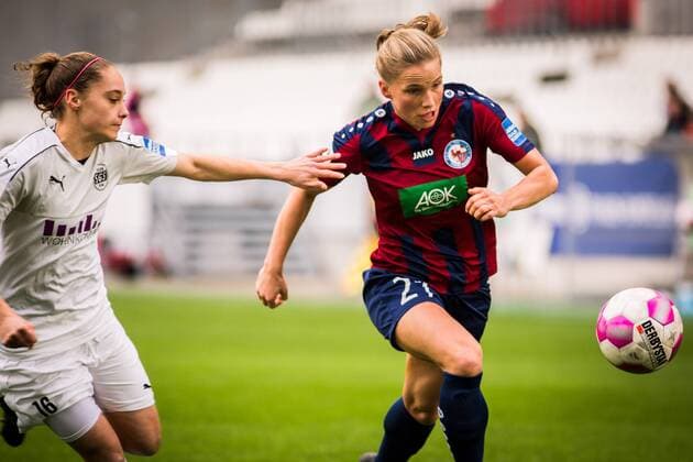 GER, AFBL, SGS Essen vs Turbine Potsdam 05.11.2017, Stadion Essen, Essen, GER, AFBL, SGS Essen vs Turbine Potsdam, im Bild picture shows Jacqueline Klasen (SGS Essen 16) gegen Tabea Kemme (Turbine Potsdam 21),