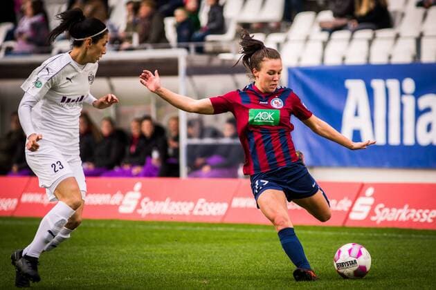 GER, AFBL, SGS Essen vs Turbine Potsdam 05.11.2017, Stadion Essen, Essen, GER, AFBL, SGS Essen vs Turbine Potsdam, im Bild picture shows Sara Doorsoun (SGS Essen 23) gegen Viktoria Schwalm (Turbine Potsdam 17),