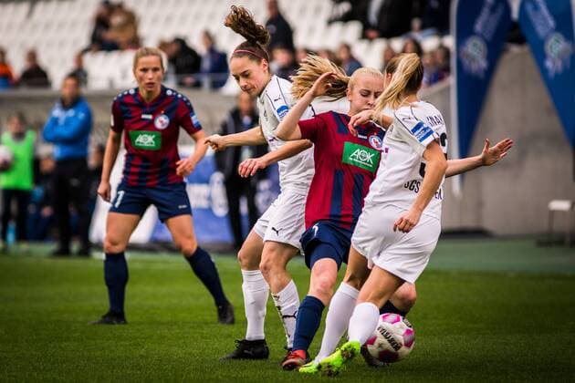 GER, AFBL, SGS Essen vs Turbine Potsdam 05.11.2017, Stadion Essen, Essen, GER, AFBL, SGS Essen vs Turbine Potsdam, im Bild picture shows Turid Knaak (SGS Essen 33) gegen Elise Kellond-Knight (Turbine Potsdam 6),