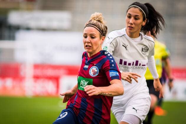 GER, AFBL, SGS Essen vs Turbine Potsdam 05.11.2017, Stadion Essen, Essen, GER, AFBL, SGS Essen vs Turbine Potsdam, im Bild picture shows Sara Doorsoun (SGS Essen 23) gegen Svenja Huth (Turbine Potsdam 9),