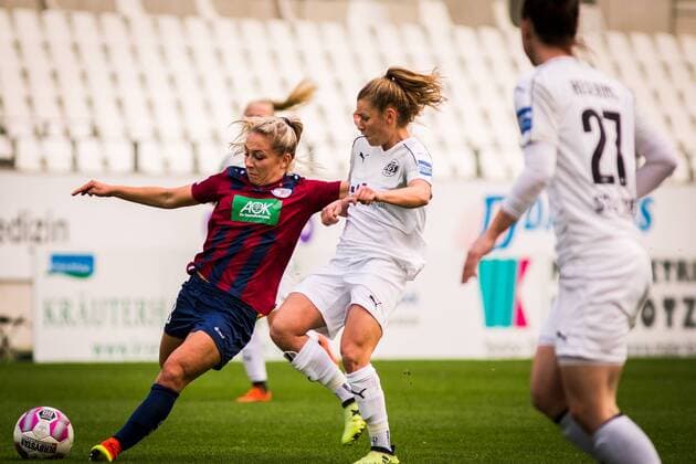 GER, AFBL, SGS Essen vs Turbine Potsdam 05.11.2017, Stadion Essen, Essen, GER, AFBL, SGS Essen vs Turbine Potsdam, im Bild picture shows Gina Chmielinski (Turbine Potsdam 18) gegen Linda Dallmann (SGS Essen 10),
