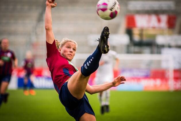 Bilder des Tages - SPORT GER, AFBL, SGS Essen vs Turbine Potsdam 05.11.2017, Stadion Essen, Essen, GER, AFBL, SGS Essen vs Turbine Potsdam, im Bild picture shows Tabea Kemme (Turbine Potsdam 21) kommt nicht mehr an den Ball,