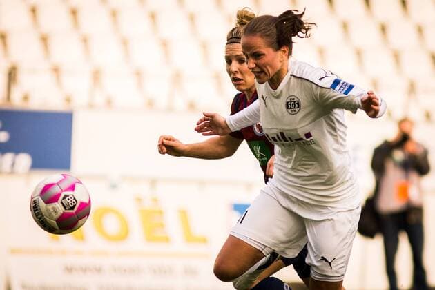 GER, AFBL, SGS Essen vs Turbine Potsdam 05.11.2017, Stadion Essen, Essen, GER, AFBL, SGS Essen vs Turbine Potsdam, im Bild picture shows Irini Ioannidou (SGS Essen 11) gegen Svenja Huth (Turbine Potsdam 9),