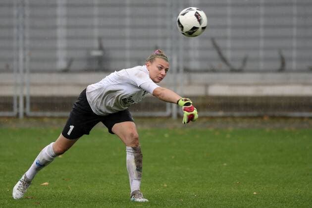 Carina Schlüter (Carina Schlueter, Torwart, Sand, 1) beim Abwurf, Freisteller, Ganzkörper, Einzelbild, Aktion, Action, Fussball, Allianz Frauen-Bundesliga, TSG 1899 Hoffenheim - SC Sand,