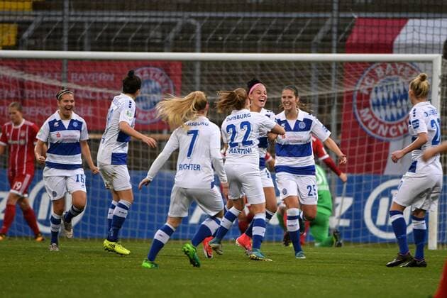 Spielerinnen des MSV Duisburg, Duisburger Spielerinnen mit Torjubel, Jubel, Torjubel, Torerfolg, celebrate the goal, goal, celebration, Jubel ueber das Tor zum 0:1 durch Sofia Nati (Duisburg, 10) (3.v.re.), optimistisch, Action, Aktion, Fussball,Allianz Frauen-Bundesliga, FC Bayern München - MSV Duisburg,