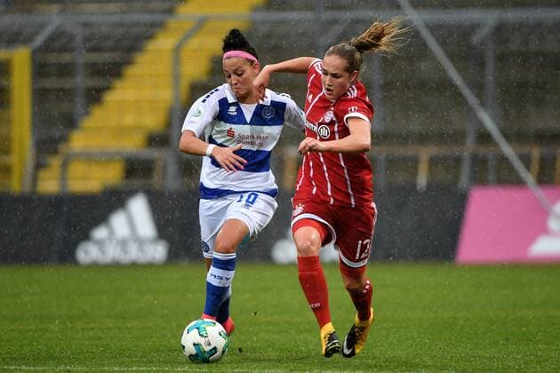 v.li.: Sofia Nati (Duisburg, 10) Sydney Lohmann (FC Bayern München, FCB, 12) im Zweikampf, Duell, duel, tackle, Dynamik, Action, Aktion, Fussball,Allianz Frauen-Bundesliga, FC Bayern München - MSV Duisburg,