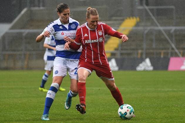 v.li.: Pia Rijsdijk (Duisburg, 25) Melanie Behringer (FC Bayern München, FCB, 7) im Zweikampf, Duell, duel, tackle, Dynamik, Action, Aktion, Fussball,Allianz Frauen-Bundesliga, FC Bayern München - MSV Duisburg,