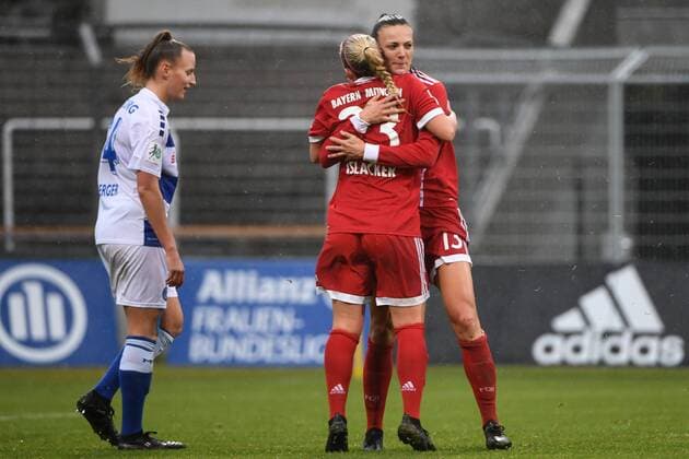 v.li.: Serina Kashimoto (Duisburg, 14) enttäuscht schauend, Enttäuschung, Frustration, disappointed, pessimistisch, Mandy Islacker (FC Bayern München, FCB, 23) Lucie Vonkova (FC Bayern München, FCB, 13) mkit Torjubel, Jubel, Torjubel, Torerfolg, celebrate the goal, goal, celebration, Jubel ueber das Tor zum 1:1 durch Lucie Vonkova (FC Bayern München, FCB, 13) , optimistisch, Action, Aktion, Fussball,Allianz Frauen-Bundesliga, FC Bayern München - MSV Duisburg,