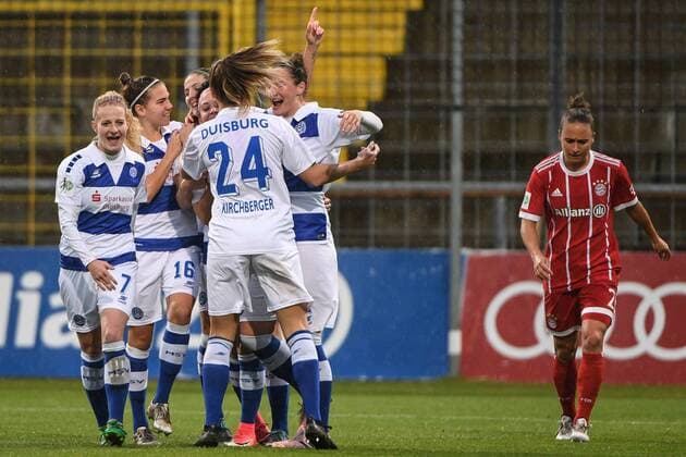 Spielerinnen des MSV Duisburg, Duisburger Spielerinnen mit Torjubel, Jubel, Torjubel, Torerfolg, celebrate the goal, goal, celebration, Jubel ueber das Tor zum 0:1 durch Sofia Nati (Duisburg, 10) (verdeckt), optimistisch, Action, Aktion,m Gina Lewandowski (FC Bayern München, FCB, 2) enttäuscht schauend, Enttäuschung, Frustration, disappointed, pessimistisch, Fussball,Allianz Frauen-Bundesliga, FC Bayern München - MSV Duisburg,