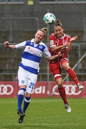 v.li.: Julia Debitzki (Duisburg, 20) Gina Lewandowski (FC Bayern München, FCB, 2) im Kopfballduell, Zweikampf, Duell, duel, tackle, Dynamik, Action, Aktion, Fussball,Allianz Frauen-Bundesliga, FC Bayern München - MSV Duisburg,