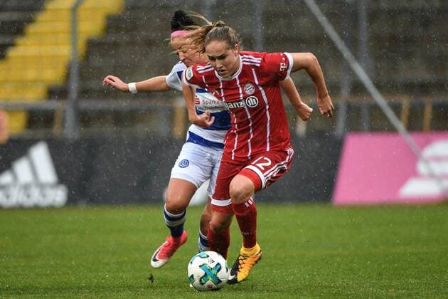 v.li.: Sofia Nati (Duisburg, 10) Sydney Lohmann (FC Bayern München, FCB, 12) im Zweikampf, Duell, duel, tackle, Dynamik, Action, Aktion, Fussball,Allianz Frauen-Bundesliga, FC Bayern München - MSV Duisburg,