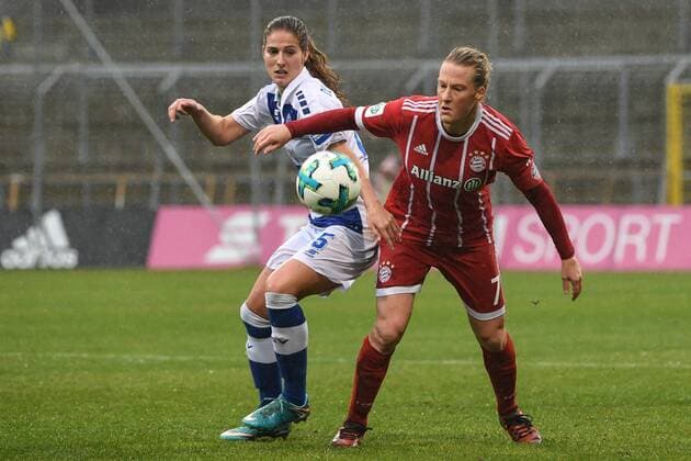 v.li.: Pia Rijsdijk (Duisburg, 25) Melanie Behringer (FC Bayern München, FCB, 7) im Zweikampf, Duell, duel, tackle, Dynamik, Action, Aktion, Fussball,Allianz Frauen-Bundesliga, FC Bayern München - MSV Duisburg,