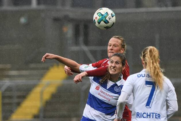 v.li.: Melanie Behringer (FC Bayern München, FCB, 7) Pia Rijsdijk (Duisburg, 25) im Kopfballduell, Zweikampf, Duell, duel, tackle, Dynamik, Action, Aktion, Fussball,Allianz Frauen-Bundesliga, FC Bayern München - MSV Duisburg,