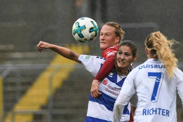 v.li.: Melanie Behringer (FC Bayern München, FCB, 7) Pia Rijsdijk (Duisburg, 25) im Kopfballduell, Zweikampf, Duell, duel, tackle, Dynamik, Action, Aktion, Fussball,Allianz Frauen-Bundesliga, FC Bayern München - MSV Duisburg,