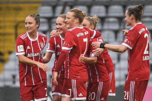 v.li.: Gina Lewandowski (FC Bayern München, FCB, 2) Sydney Lohmann (FC Bayern München, FCB, 12) Melanie Behringer (FC Bayern München, FCB, 7) Leonie Maier (FC Bayern München, FCB, 20) Simone Laudehr (FC Bayern München, FCB, 21) mit Torjubel, Jubel, Torjubel, Torerfolg, celebrate the goal, goal, celebration, Jubel ueber das Tor zum 1:1 durch Sydney Lohmann (FC Bayern München, FCB, 12) , optimistisch, Action, Aktion, Fussball,Allianz Frauen-Bundesliga, FC Bayern München - MSV Duisburg,