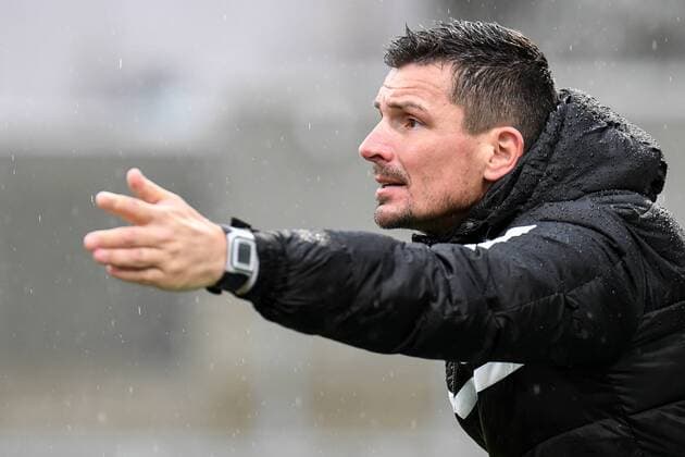 Trainer Christian Franz-Pohlmann (Duisburg) gibt Anweisungen, gestikuliert, mit den Armen gestikulieren, gives instructions, gesticulate Einzelbild, Aktion, Action, Fussball,Allianz Frauen-Bundesliga, FC Bayern München - MSV Duisburg,