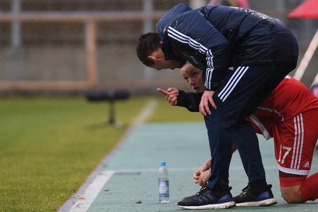 v.li.: Trainer Thomas Wörle (Coach Thomas Woerle, FC Bayern München, FCB) gibt Verena Wieder (FC Bayern München, FCB, 17) Anweisungen vor seiner Einwechslung, Fussball,Allianz Frauen-Bundesliga, FC Bayern München - MSV Duisburg,